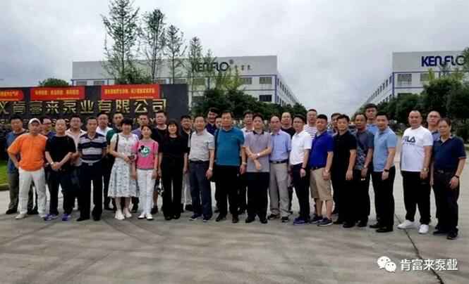 与会人员在遵义星空网页版·官方站在线登入-星空(中国)有限公司大门口合影留念